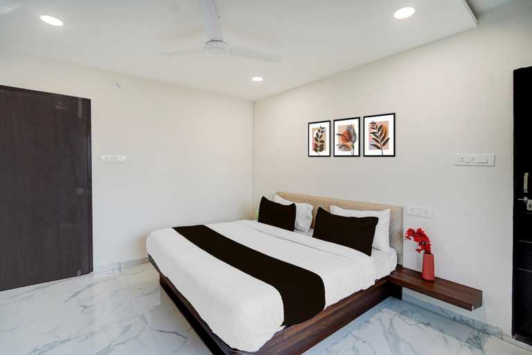 Room 2, Deluxe Vikalp UTR Omkar Nagar, Nagpur