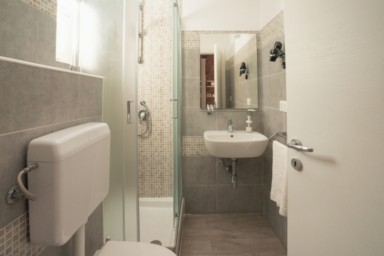 Bathroom 5, B&B Università, Catania