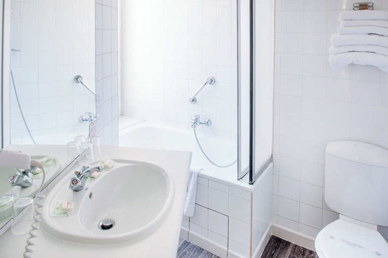 Bathroom 4, Continental, Hautes-Pyrénées