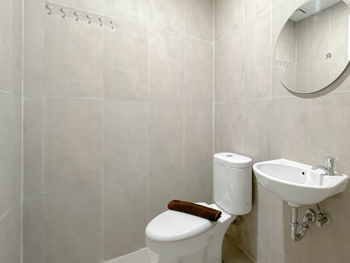 Bathroom 4, Modern Design Studio At Kyo Society Apartment By Travelio, Surabaya