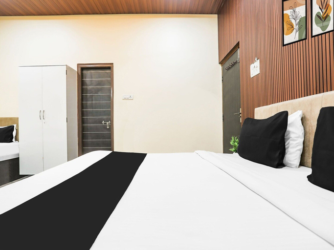 Room 2, Collection O Jagannath Mandir Road, Varanasi