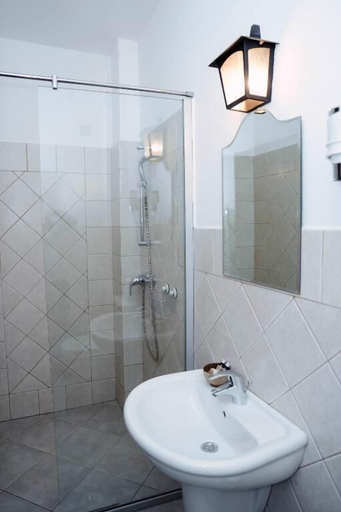 Bathroom 3, Piazzetta, Bacau