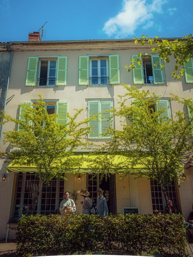 Exterior & Views