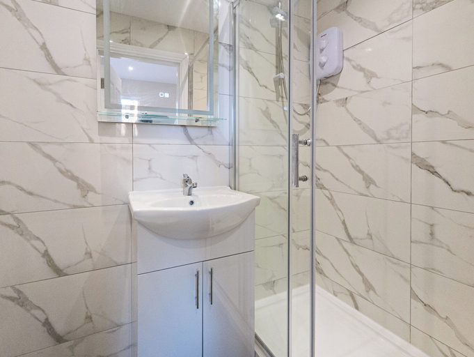 Bathroom 2, 5 Bedroom 5 Bath House Portsmouth Docks, Portsmouth