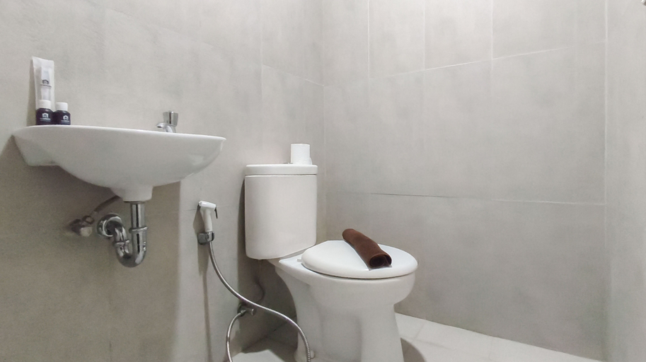 Bathroom 5, Zen Style Studio at Kyo Society Apartment By Travelio, Surabaya