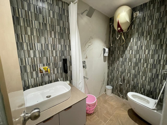 Bathroom, Lalit Villa Luxury Geeta Niwas, Kaushambi