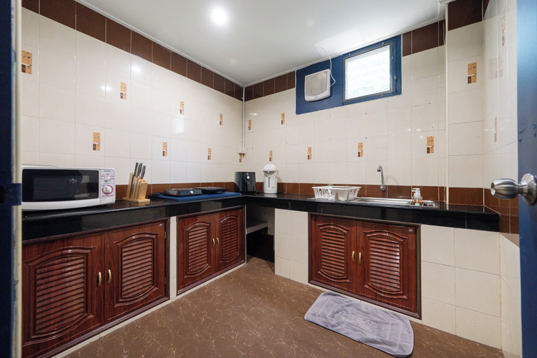 Shared kitchen 5, FunnD Bts Onnut 5Beds NetflixYouTube, Phra Khanong