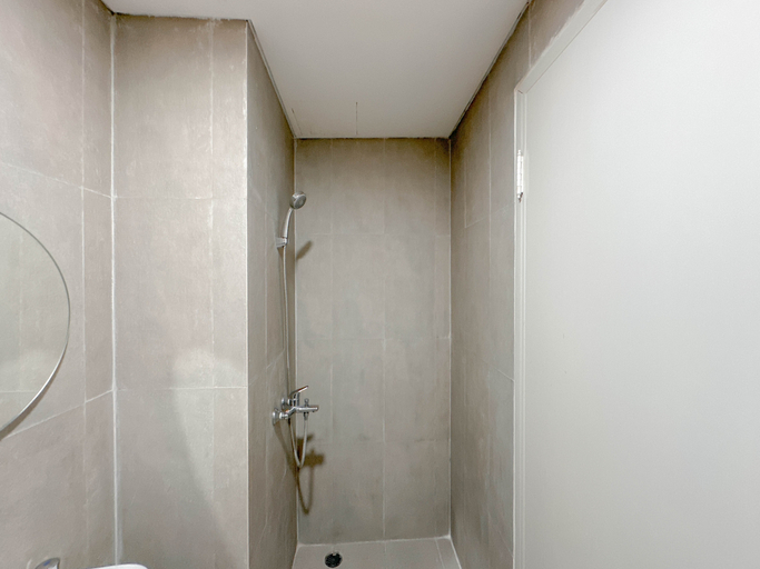 Bathroom 3, Modern Design Studio At Kyo Society Apartment By Travelio, Surabaya