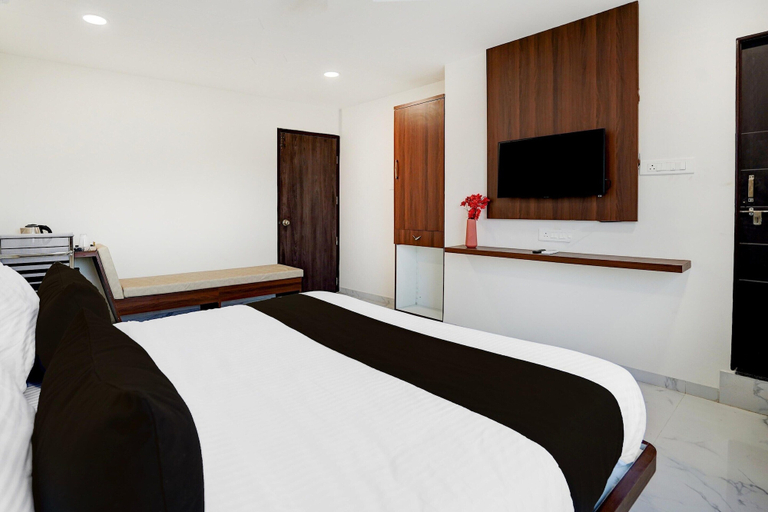 Room 4, Deluxe Vikalp UTR Omkar Nagar, Nagpur