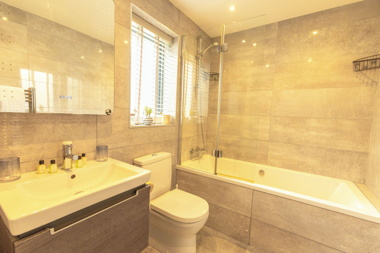 Bathroom 4, Sandpiper Cottages, Cornwall