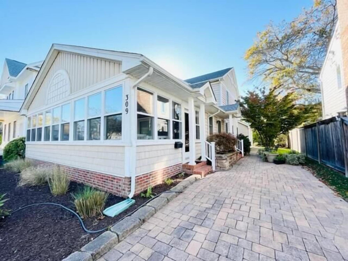 Primary image, Scarborough Avenue 309, Sussex