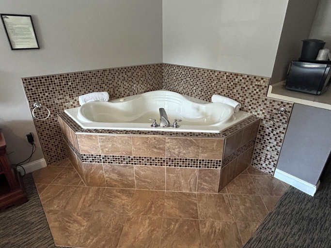 Bathroom 4, Golden Gables Inn, Carroll