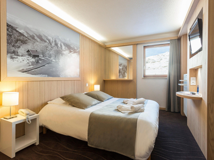 Room 5, Retreat With Shared Pool and Terrace, Isère