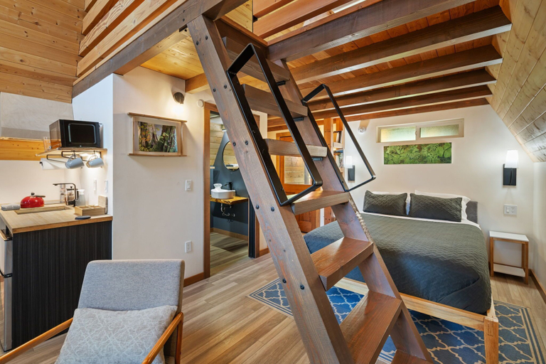 Room 3, Artbliss, Skamania