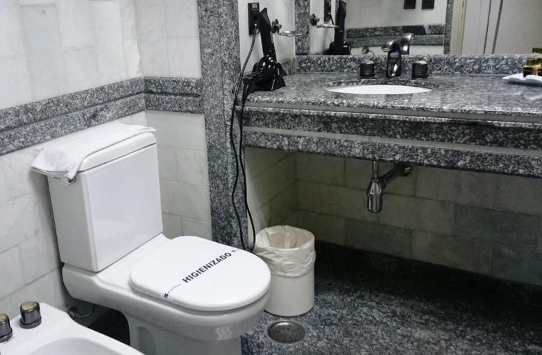 Bathroom 5, Hotel Golden Park Campinas Cambuí By Nacional Inn, Campinas