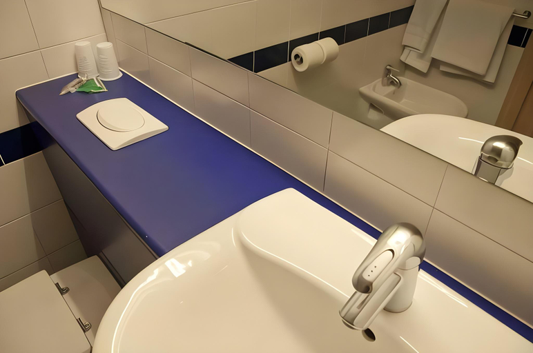 Bathroom, Travelodge Barcelona Fira, Barcelona
