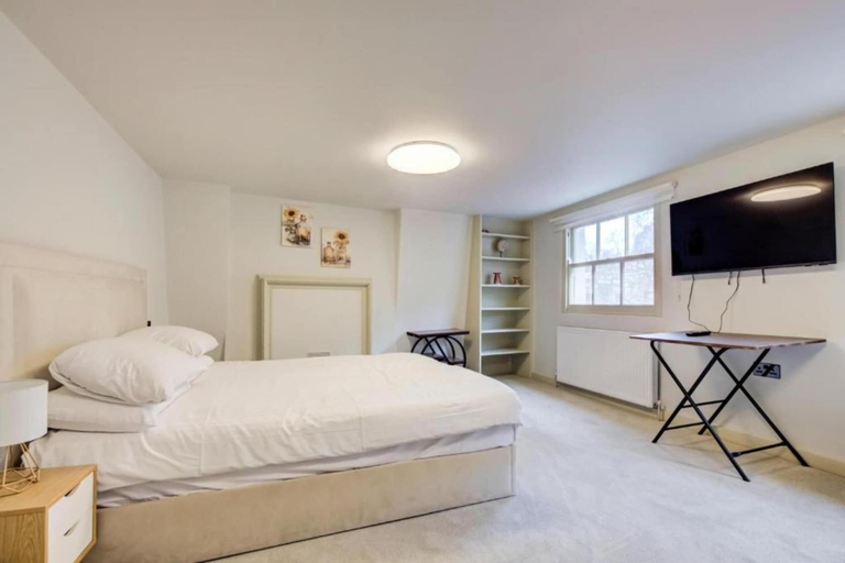 Room 5, Stylish 2BR Apartment in Leicester Square, London