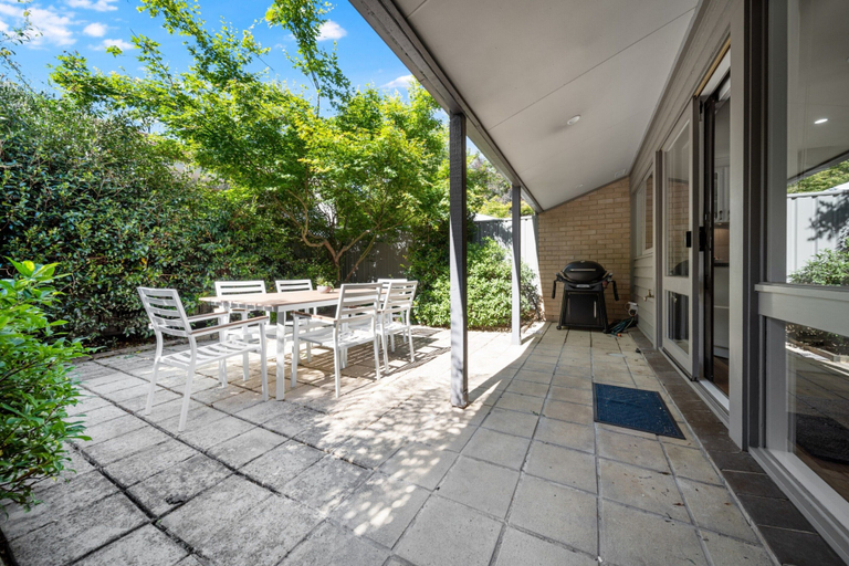 Balcony 5, Gorgeous 2-bed Townhouse With Patio, BBQ & Parking, Canberra