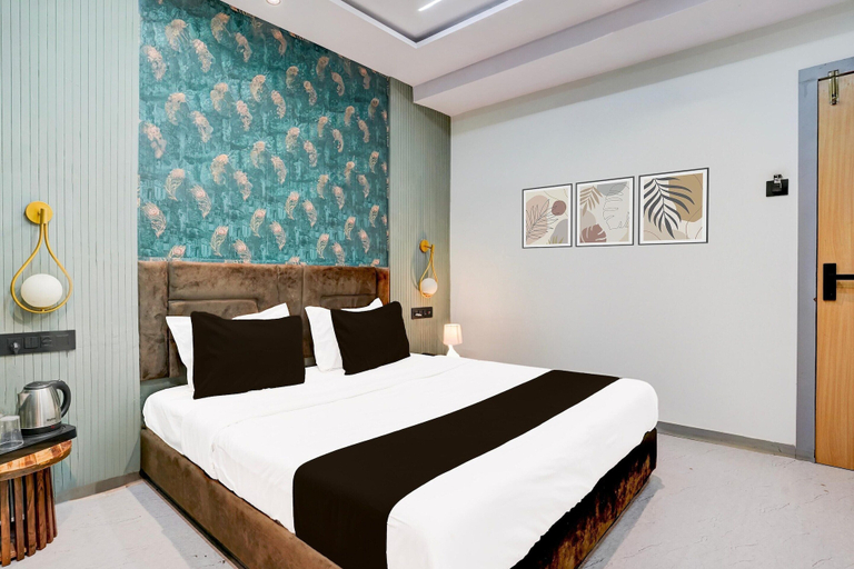 Room 2, Deluxe Room Adajan Sky Palace, Surat