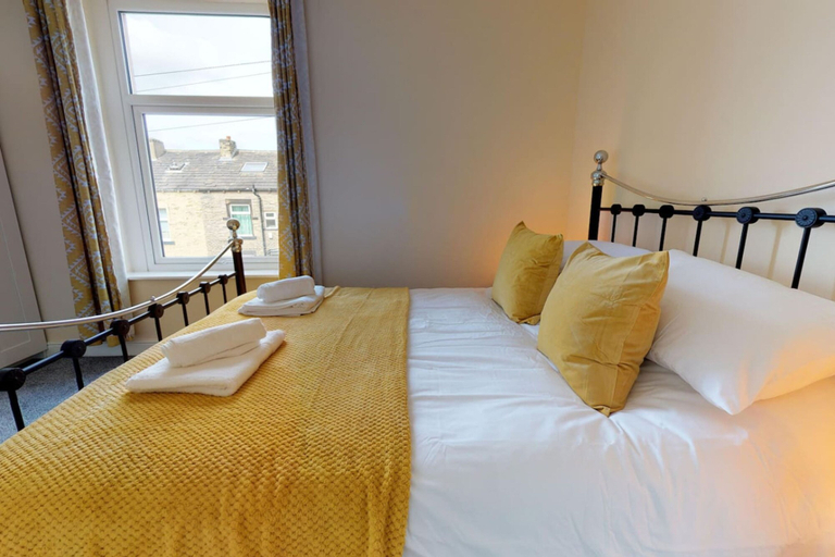 Room 2, Westminster Luxe Stay City View 3BR Bradford, Bradford