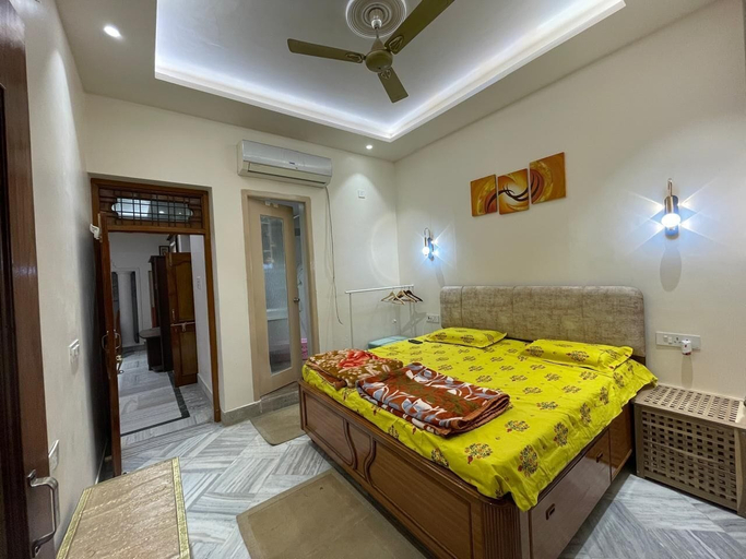 Room 3, Lalit Villa Luxury Geeta Niwas, Kaushambi