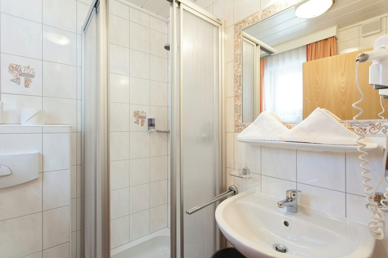 Bathroom 3, Hotel Garni DIAS, Landeck
