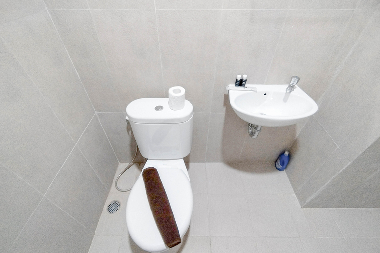 Bathroom 4, Japanese Style Studio at Kyo Society Apartment By Travelio, Surabaya