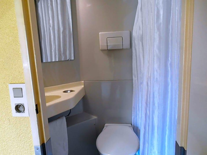 Bathroom 4, PREMIERE CLASSE BREST - Gouesnou Aéroport, Finistère