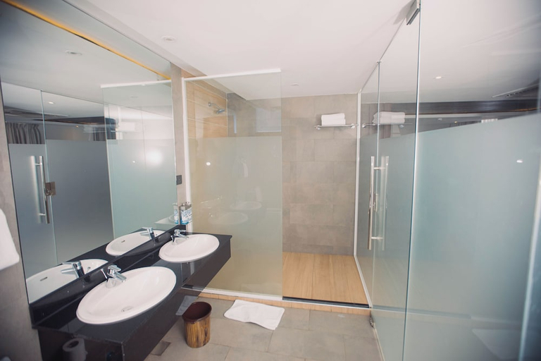 Bathroom 3, Giraffe Beach Hotel Dar es Salaam, Kinondoni