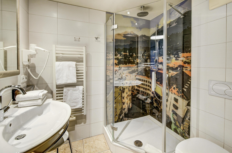 Bathroom 4, Hotel Goldener Adler, BW Signature Collection, Innsbruck
