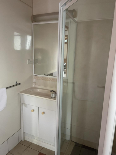 Bathroom 4, Lani's Holiday Island, Great Lakes