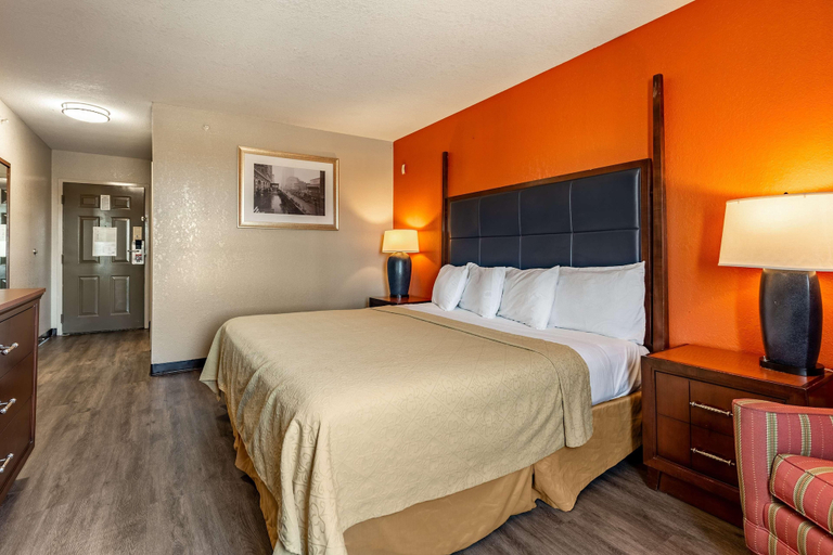 Bedroom 3, Rodeway Inn, Bell