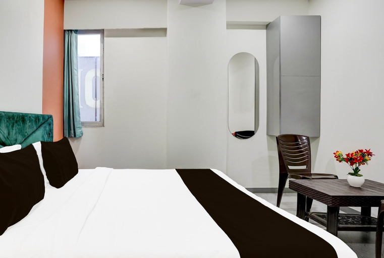 Room 4, Deluxe Room Adajan Sky Palace, Surat
