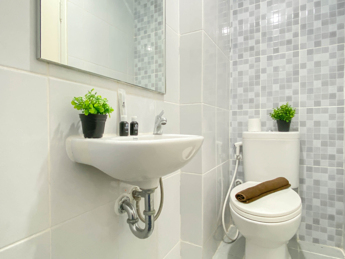 Bathroom 5, Practical Studio for 2 Pax at Tokyo Riverside PIK 2 Apartment near NICE By Travelio, Tangerang