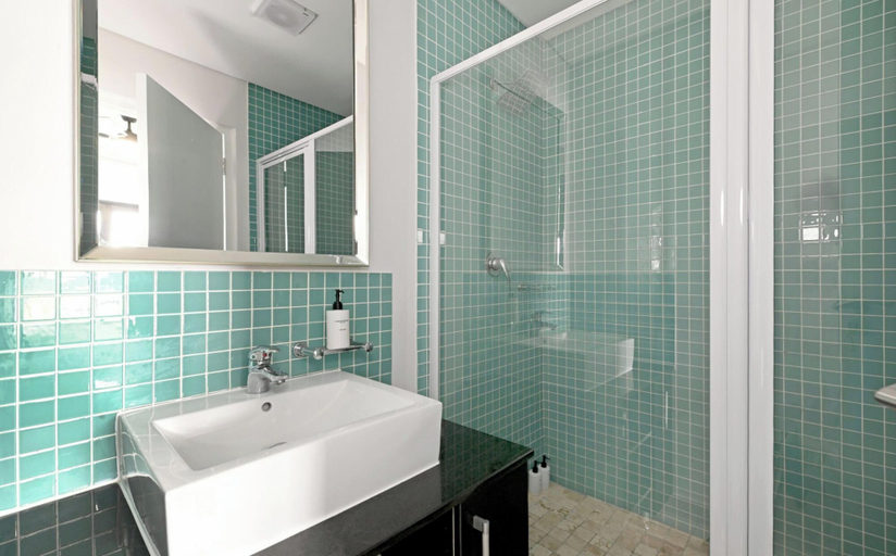 Room 5, 5th Floor - 3 Bed City Center Central and Spacious, City of Cape Town