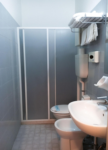 Bathroom 5, Hotel Morri, Rimini