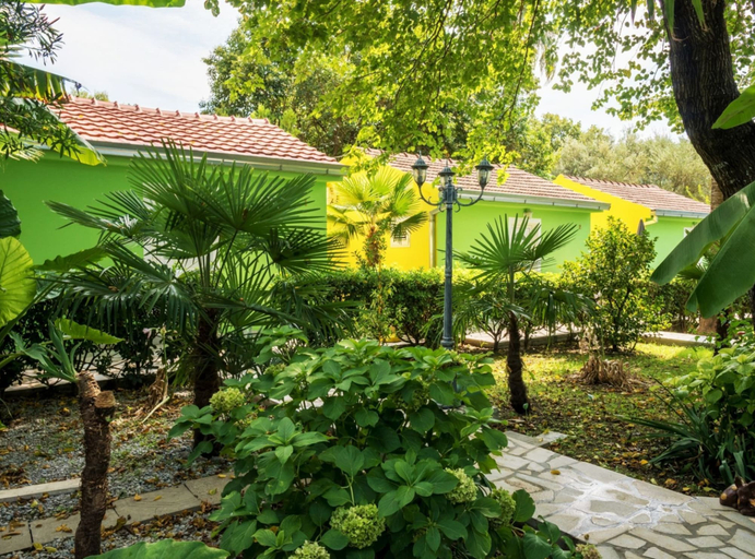 Garden 5, Nirvana Apartments & Auto Camp