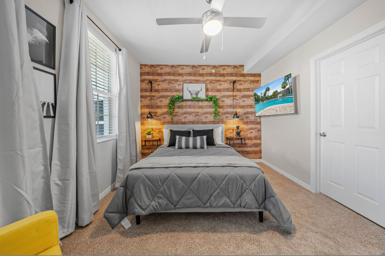 Room 4, Stylish 2BR 2BA w Pool Gym Near Airport 3, Hillsborough