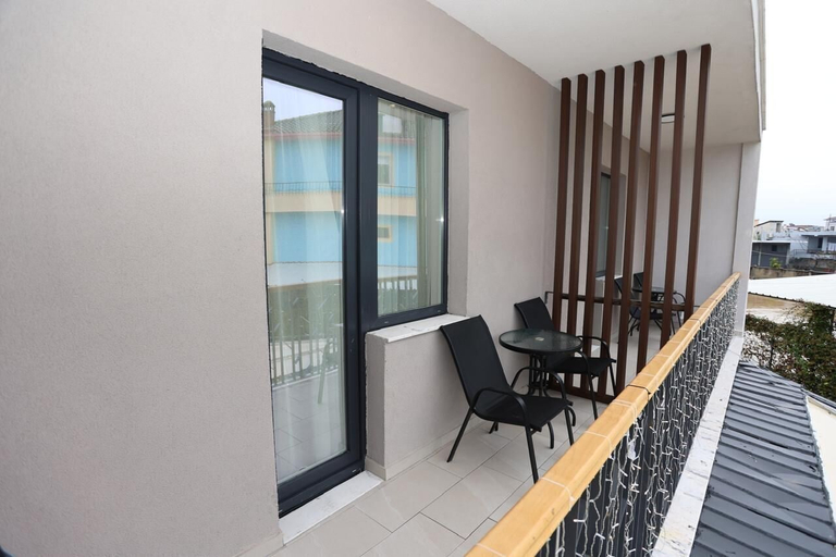 Outdoor dining, Vila Lira, Durrësit