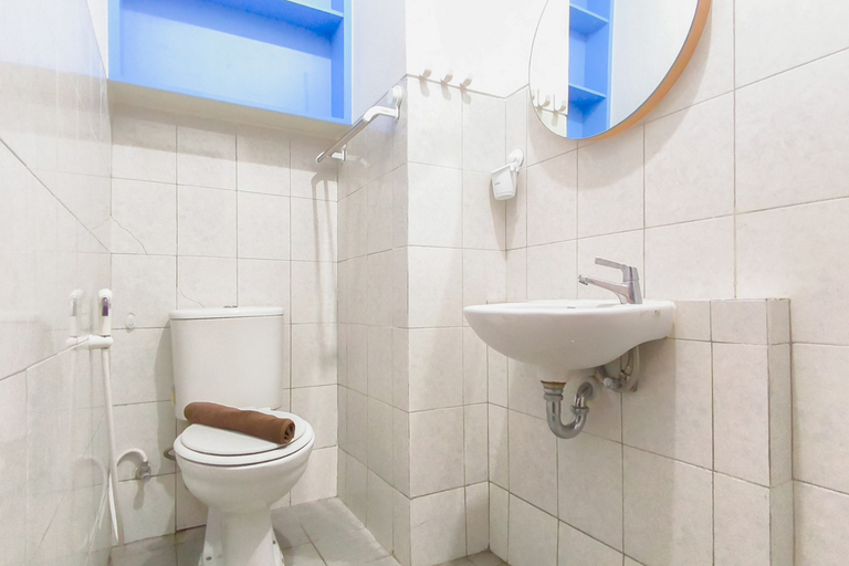 Bathroom 5, Practical Studio at Suncity Residence By Travelio, Sidoarjo