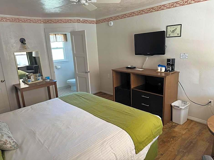 Bedroom 4, Silver Maple Inn And The Cain House, Mono