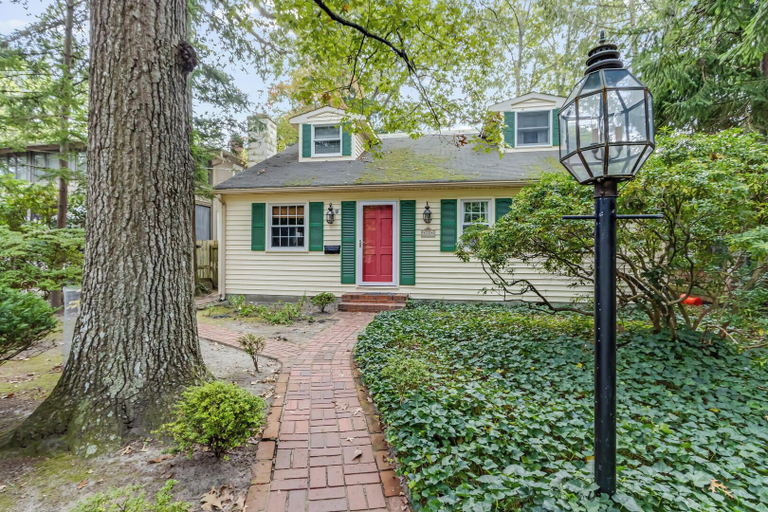 Primary image, Columbia Avenue 72, Sussex