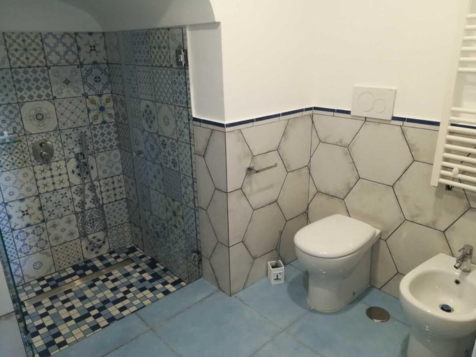 Bathroom 5, Torre Elisea, Salerno