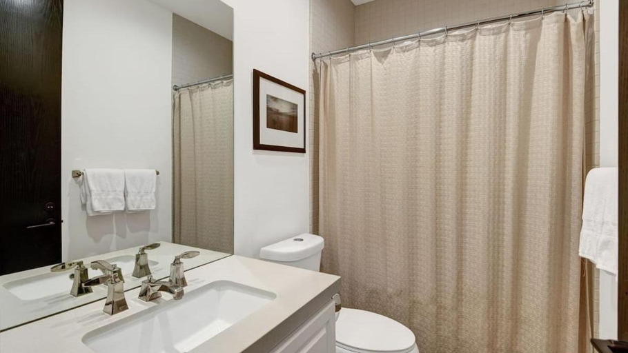 Bathroom 4, Legends by AvantStay, Riverside