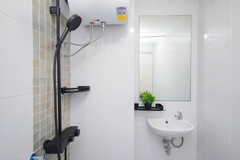 Bathroom 2, Nice and Restful 2BR at Apartment Tokyo Riverside PIK 2 By Travelio, Tangerang