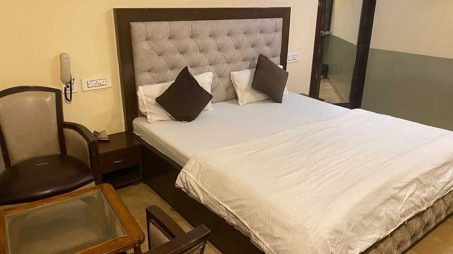 Room 2, Collection O Zirakpur Patiala Road, Sahibzada Ajit Singh Nagar