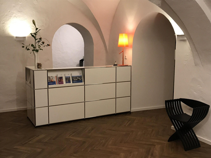 Public Area 2, Am Maxplatz, Hof