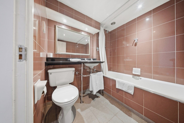 Bathroom 2, The Greyhound Hotel, Wigan