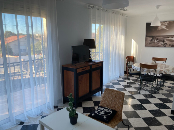 Living area 4, GRANDE VILLA PROCHE MER WIFI PARKING, Hérault
