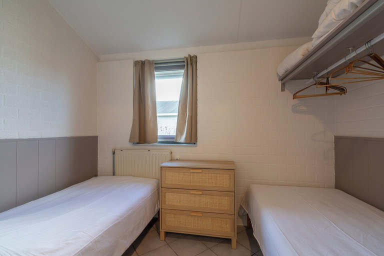 Room 5, Holiday Home Near Petten Beach With Pool, Zijpe
